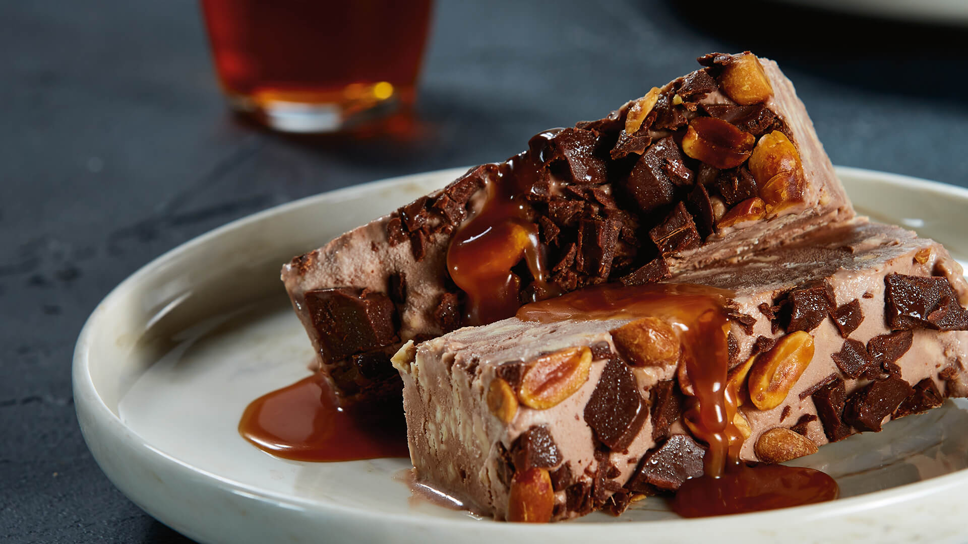 Cookies & ice cream cheesecake with salted caramel sauce Bulla